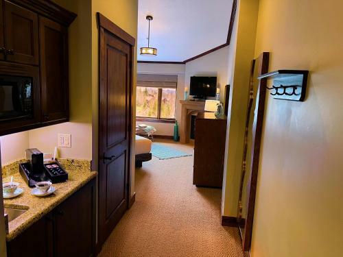 Hotel Canyons Corner Hideout