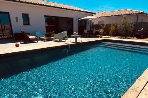 Beautiful Villa Sleeps 6 With Pool