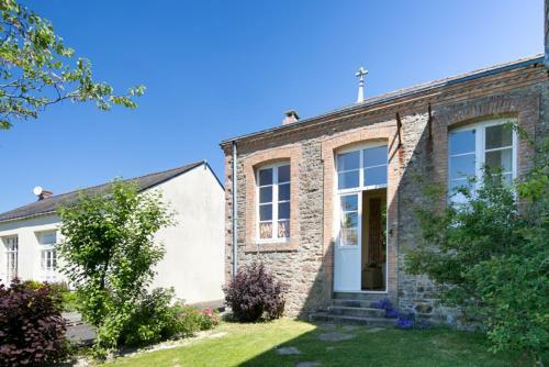 Cottage Dans Ancienne �cole de 1850 Piscine Chauff�e - 2 � 4 Pers.