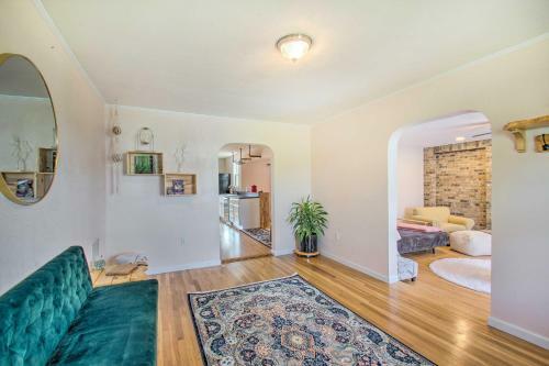 Vibrant Cottage With Private Hot Tub, Fire Pit!