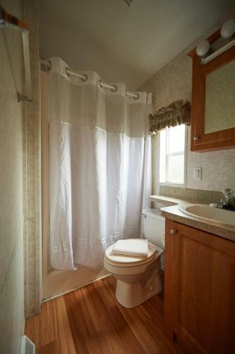 Bethpage Three-bedroom Cottage 15