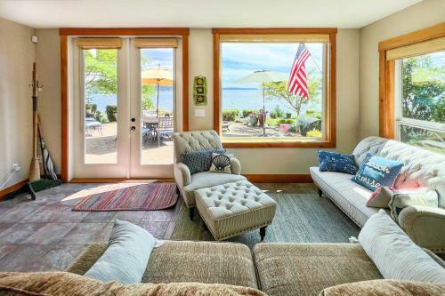 The Sound Cottage With 100 Ft Of Beachfront!