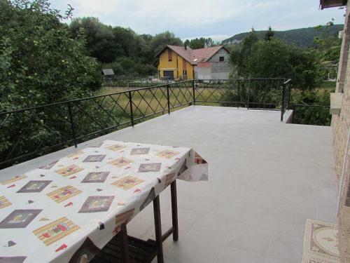 Maisonnette Vall�e de La Loue Proche Ornans Grande Terrasse