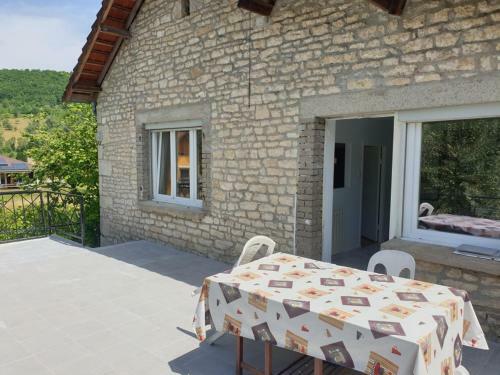 Maisonnette Vall�e de La Loue Proche Ornans Grande Terrasse