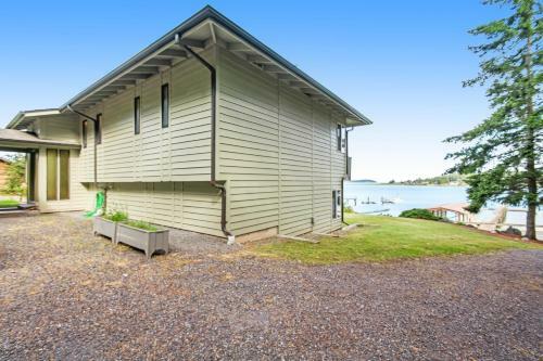 Davis House On The Bay