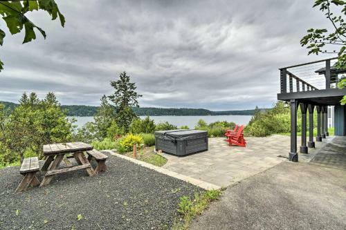 Bright And Airy Home With Sweeping View And Hot Tub