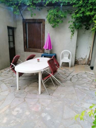 Apartamento Studio Avec Terrasse Amenagee Et Wifi A Neris Les Bains