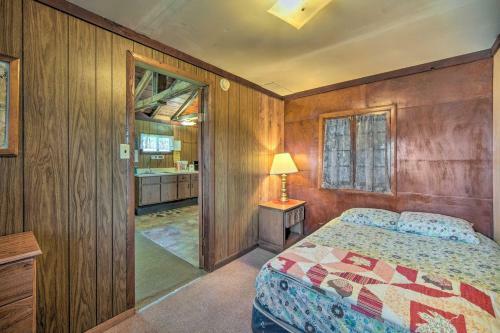 Stone Lake Cabin With Private Deck And Fire Pit!