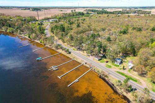 Convenient Cabin With Access To 3 Boat Docks!