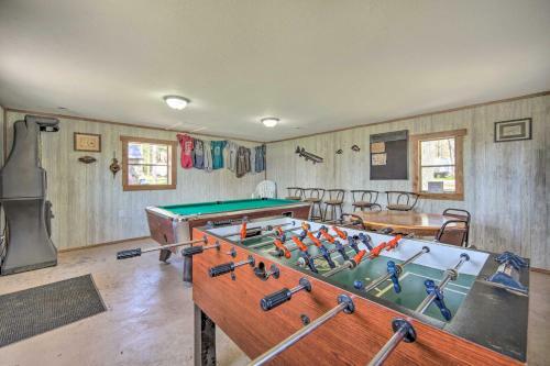 Convenient Cabin With Access To 3 Boat Docks!