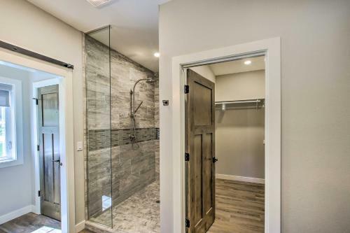 Picturesque Gem, Walk To Racetrack And Lakes!
