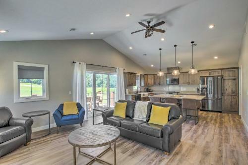 Picturesque Gem, Walk To Racetrack And Lakes!