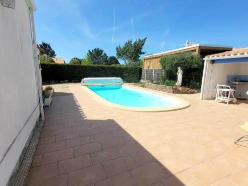 Charming Holiday Home In Notre-dame-de-monts With Pool