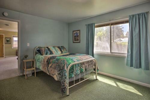 Walkable Ten Sleep House With Patio And Sunroom!