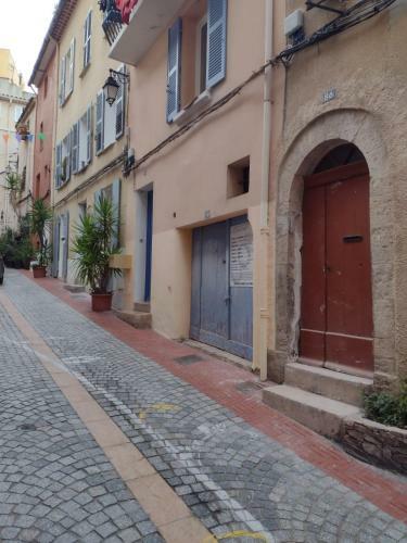 Jolie Maison de Village Avec Terrasse Trop�zienne.