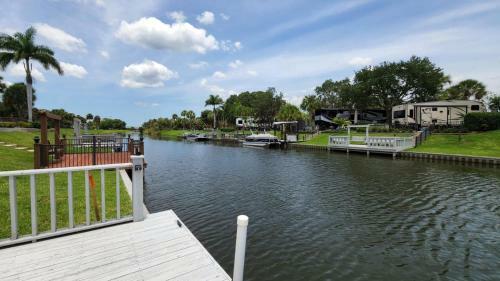 River Ranch Full Hook Up Waterfront Rv Campsite With Shade, Firepit, Grill And Private Dock