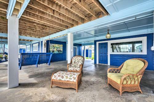 Beautiful Crystal Beach Escape With Large Deck!