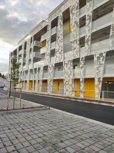 Apartamento T2 Avec Balcon Tout �quip� 300m March� Central