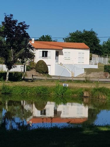 La Maison Des Deux �tangs