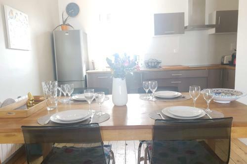 Spacious Apartment - 20m From Beach
