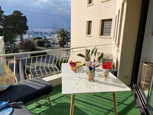 Apartamento Studio Saint-rapha�l, 1 Bedroom, 4 Persons - Fr-1-226a-128