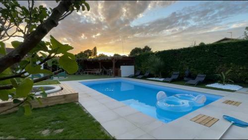 Magnifique Maison Avec Piscine Chauff�e Et Jacuzzi
