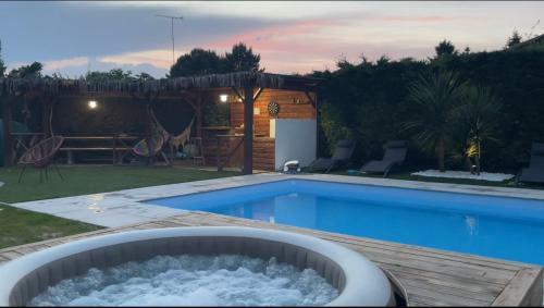 Magnifique Maison Avec Piscine Chauff�e Et Jacuzzi