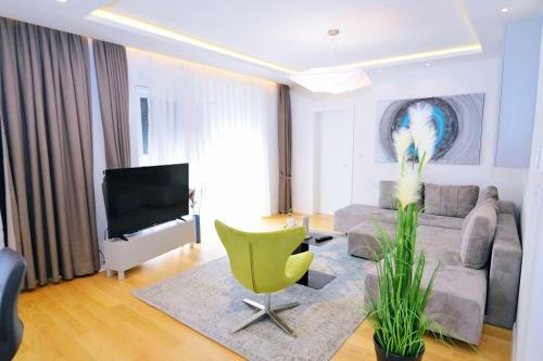 Apartments In Villa Ziza, Rooftop Swimming Pool