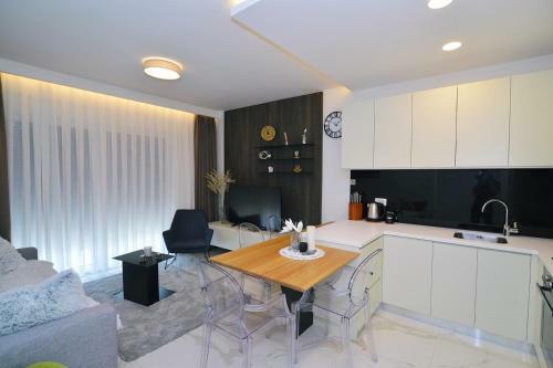Apartments In Villa Ziza, Rooftop Swimming Pool
