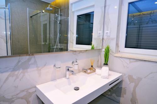 Apartments In Villa Ziza, Rooftop Swimming Pool