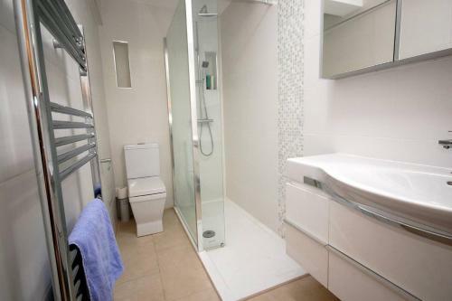 Broxbourne Two-bedroom Apartment Close To Amenities