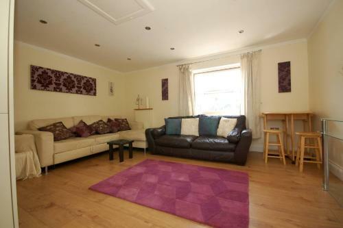 Broxbourne Two-bedroom Apartment Close To Amenities