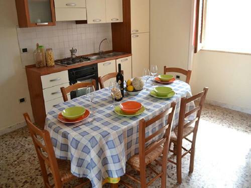 Apartamento Trilocale In Centro Con Parcheggio A 50 Mt Mare