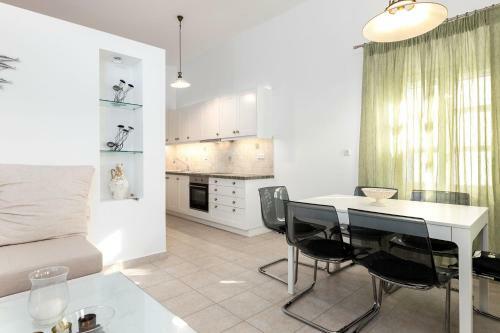 Cycladic Summer Living Right On The Bay And Beach!