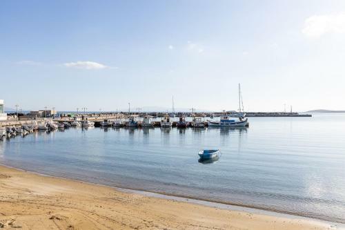 Cycladic Summer Living Right On The Bay And Beach!