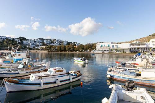 Cycladic Summer Living Right On The Bay And Beach!