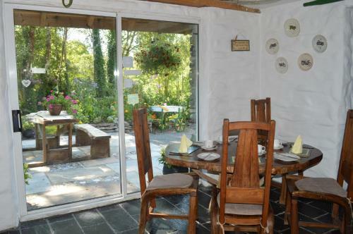 Bed & Breakfast Lissyclearig Thatched Cottage