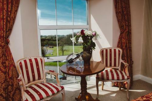 Castle Oaks House Hotel & Holiday Homes