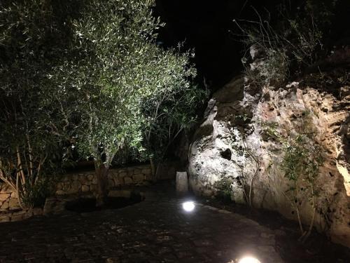 Une Maison Accroch�e Au Rocher.