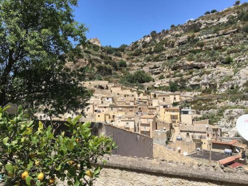 Une Maison Accroch�e Au Rocher.