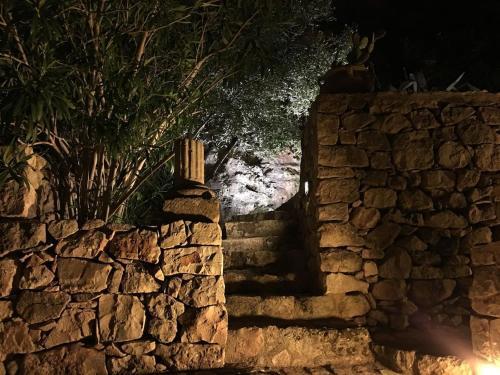 Une Maison Accroch�e Au Rocher.