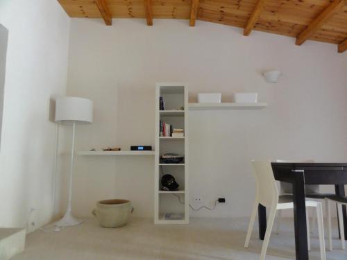 Une Maison Accroch�e Au Rocher.