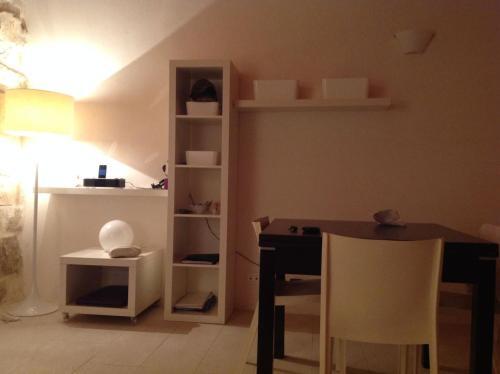 Une Maison Accroch�e Au Rocher.