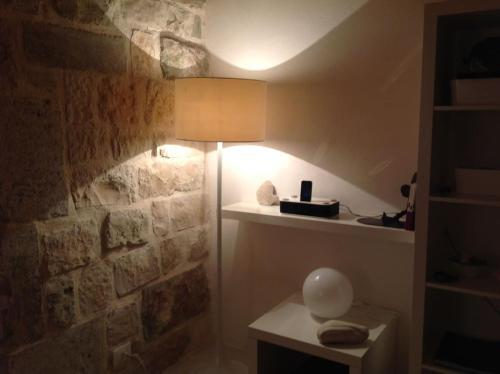 Une Maison Accroch�e Au Rocher.