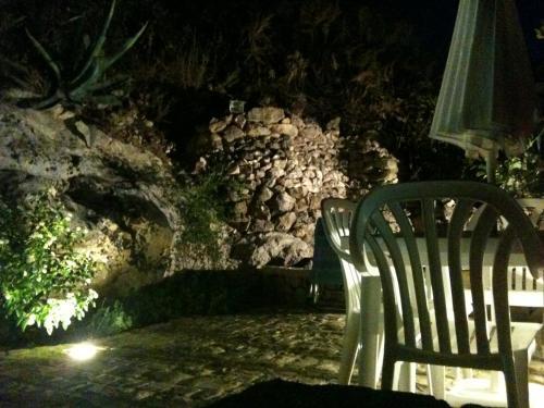 Une Maison Accroch�e Au Rocher.