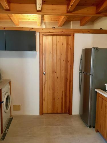 Une Maison Accroch�e Au Rocher.