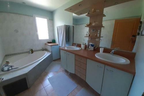 Villa Paisible Avec Baignade Bassin Naturel