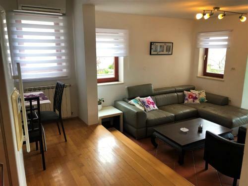 Beautiful Street Apartment - Sea View