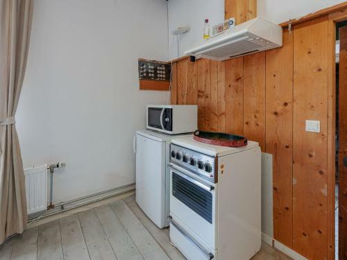 Cozy Apartment In Burum With Forest Nearby