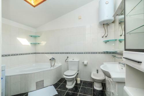 Villa Marta, Near Split, Private Pool And Cinema Room